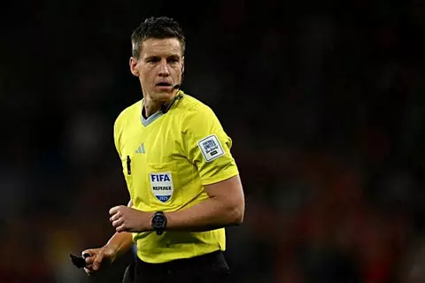 يعرفه الثنائي جيدًا.. من هو زيبرت حكم مباراة آرسنال وأتلتيكو مدريد؟ 